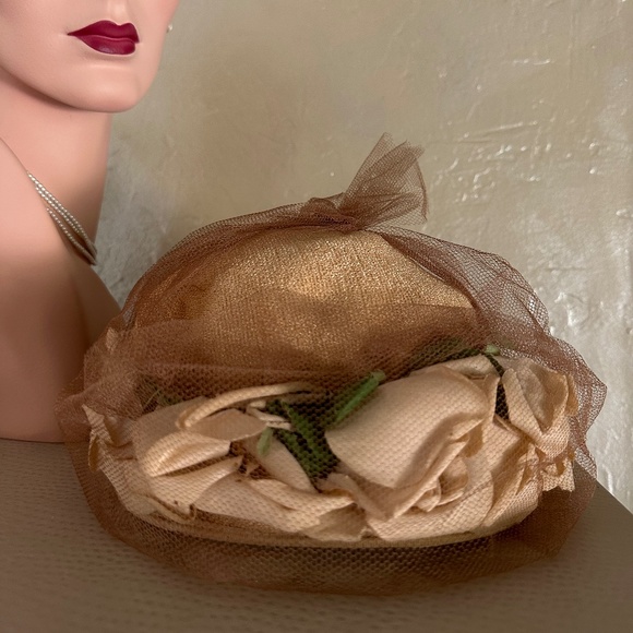 FASHIONABLE 1950s\' GOLD STRAW HAT WITH COORDINATING FABRIC ROSES AND VEIL main image 11